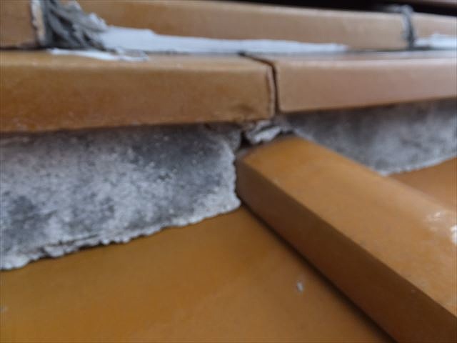 漆喰が劣化してひび割れ